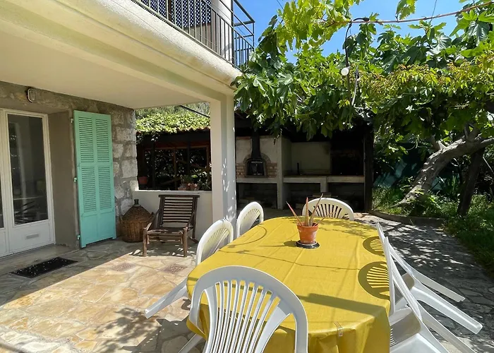 Bas De Villa Avec Acces Piscine Pres De Nice Cannes Monaco